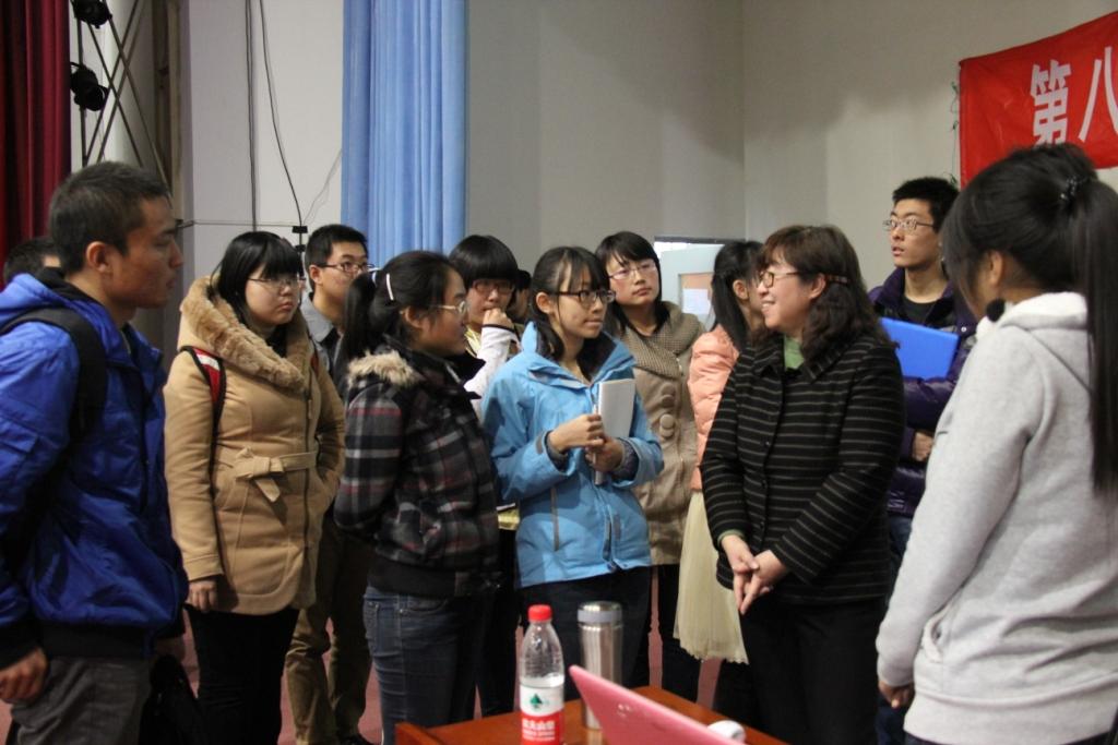 张丽丹教授与学生交流