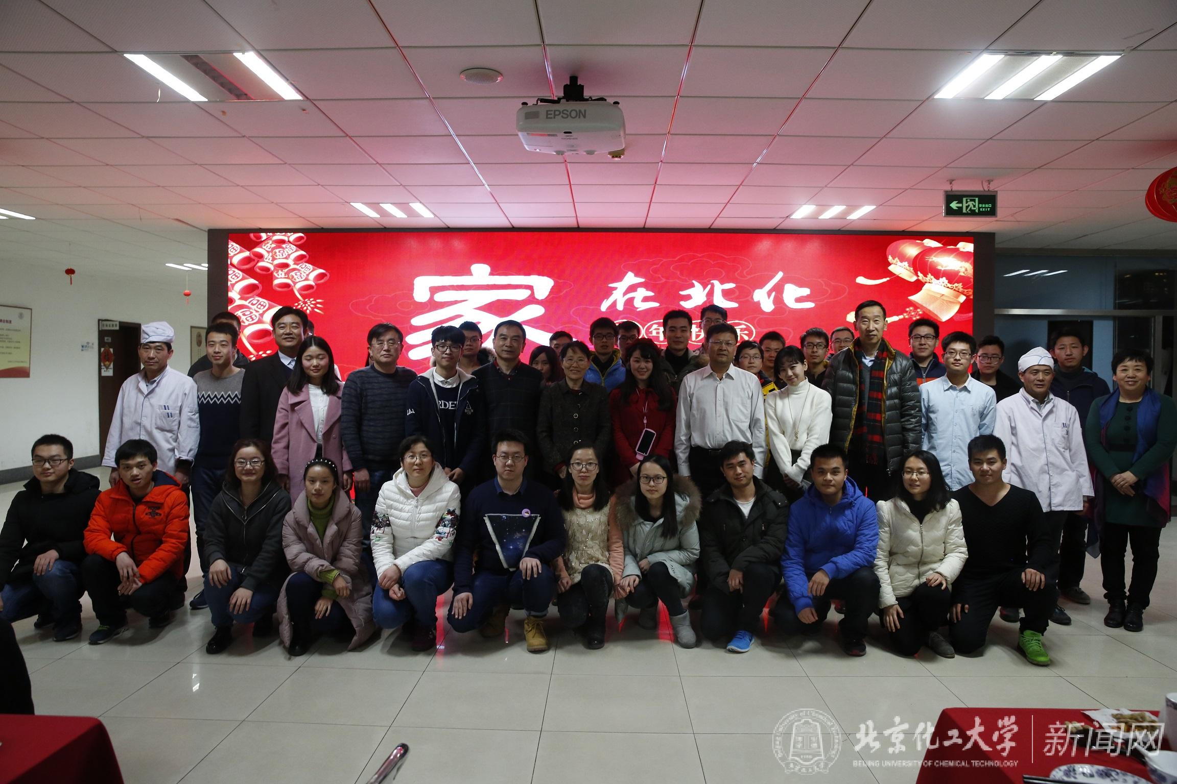 校领导与留校学生合影