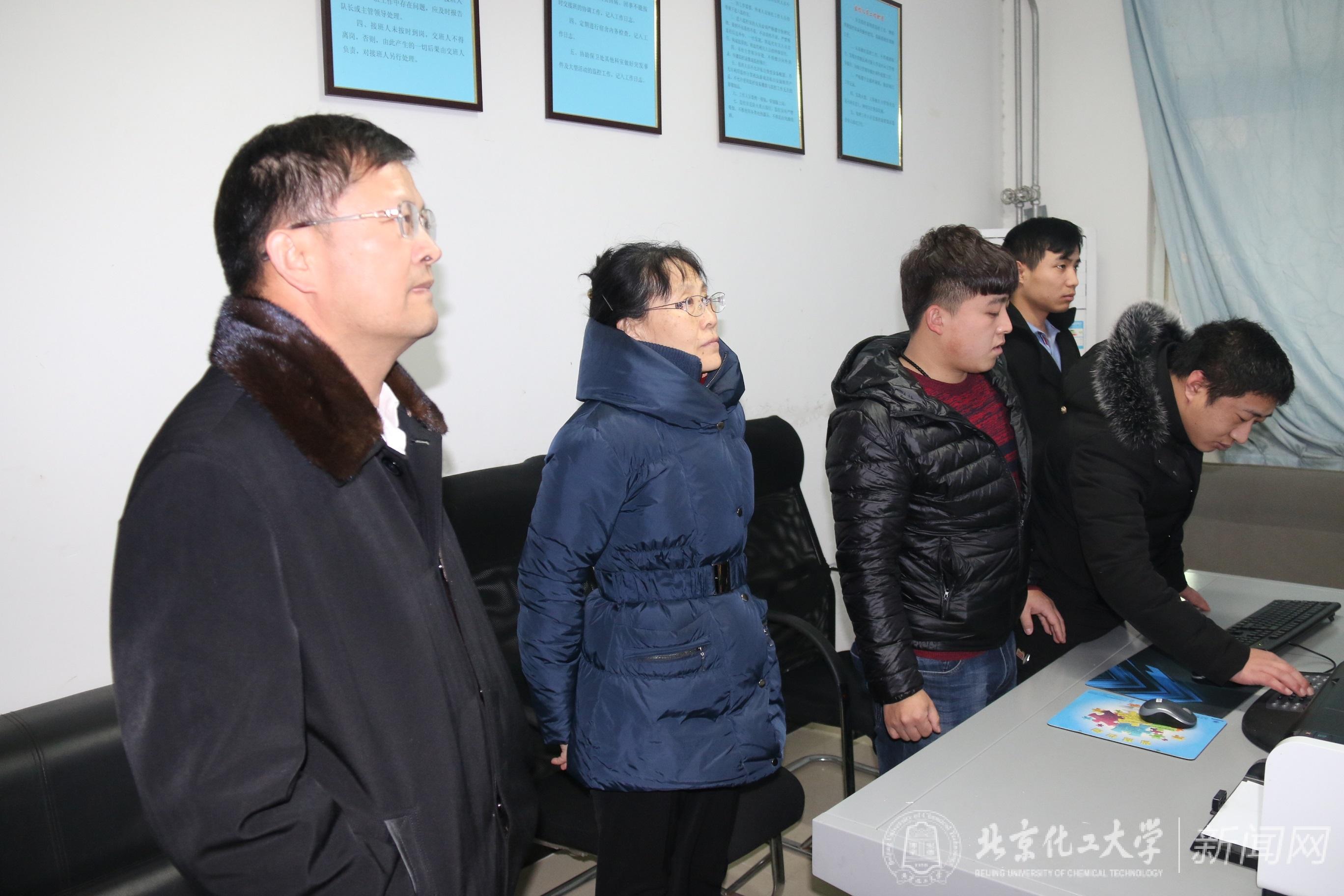 校领导看望西校区中控室工作人员