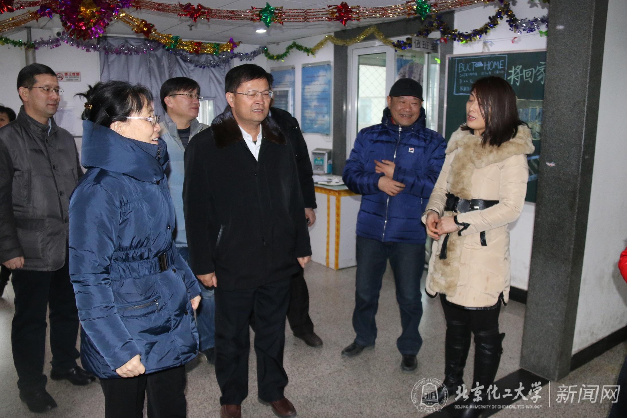 校领导看望东校区学生公寓工作人员