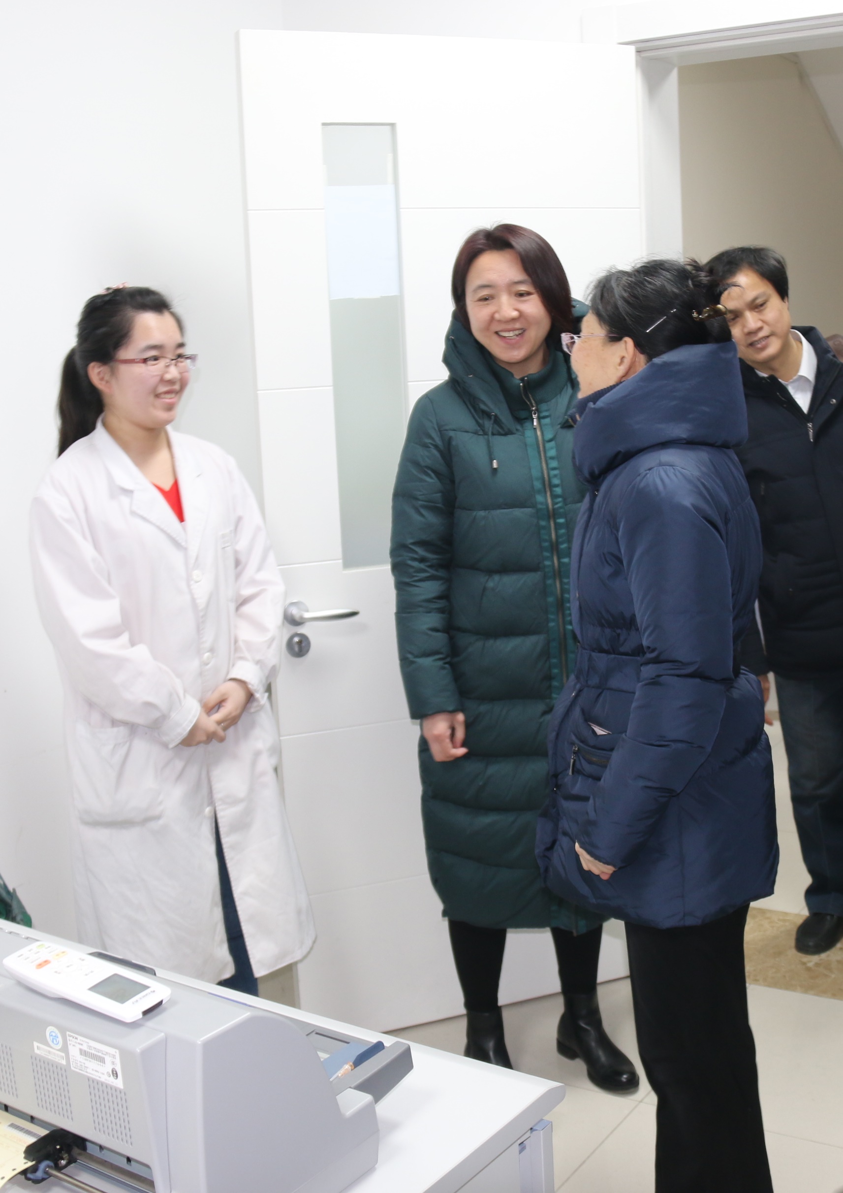 校领导看望东校区校医院工作人员