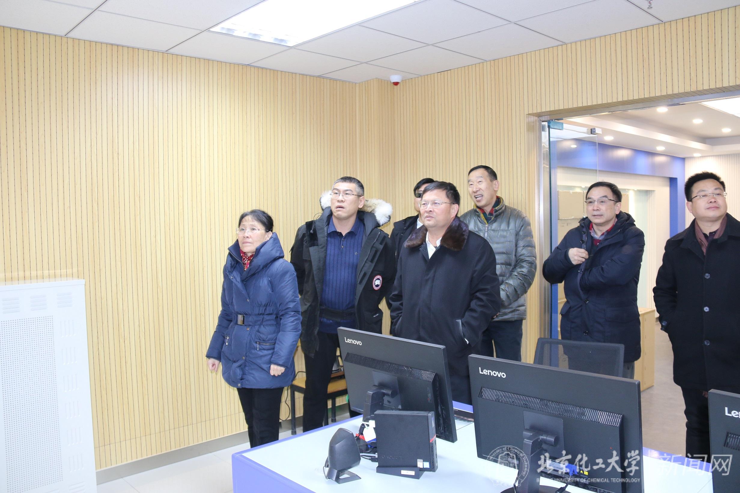 校领导看望东校区中控室工作人员