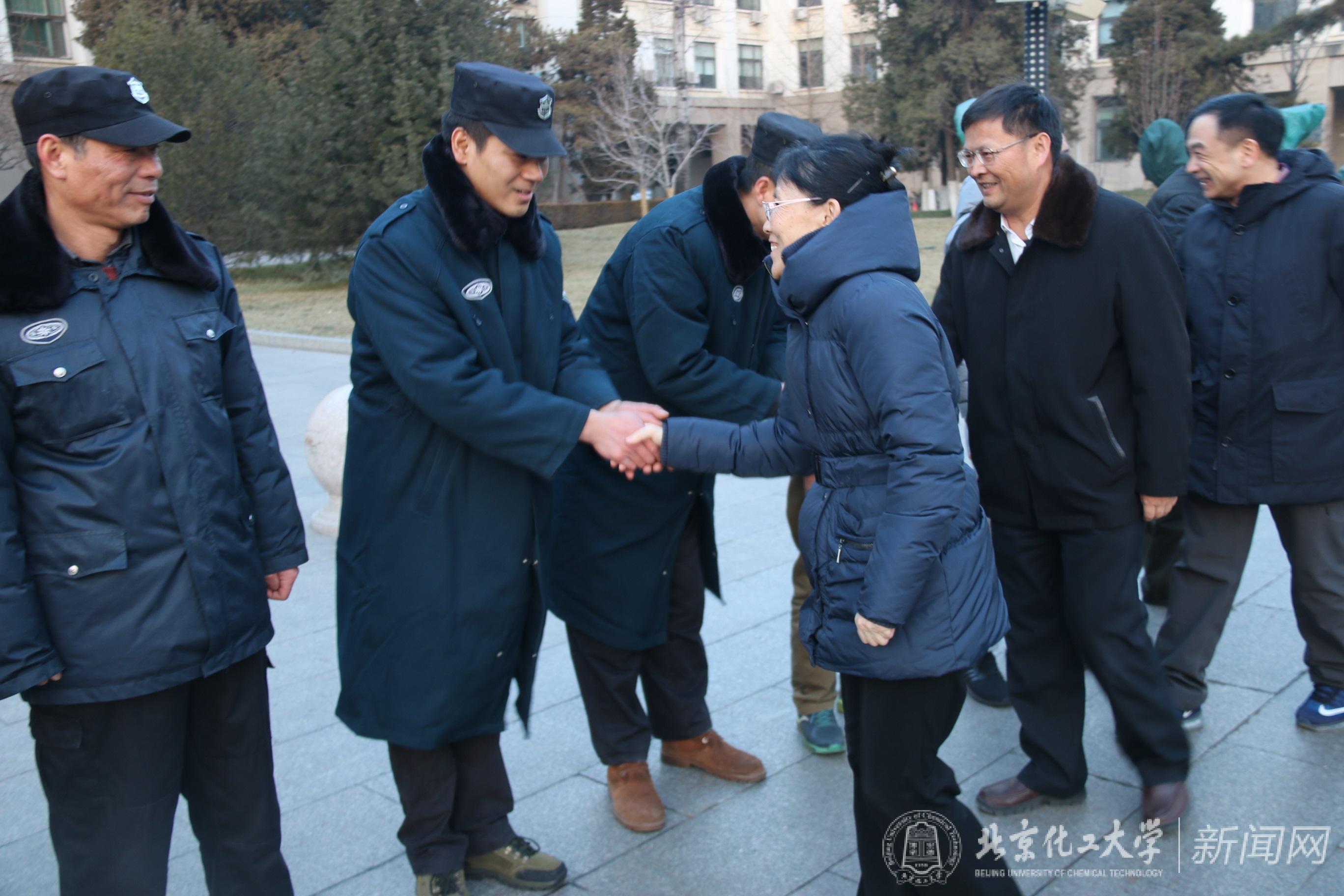 校领导看望东校区保卫工作人员