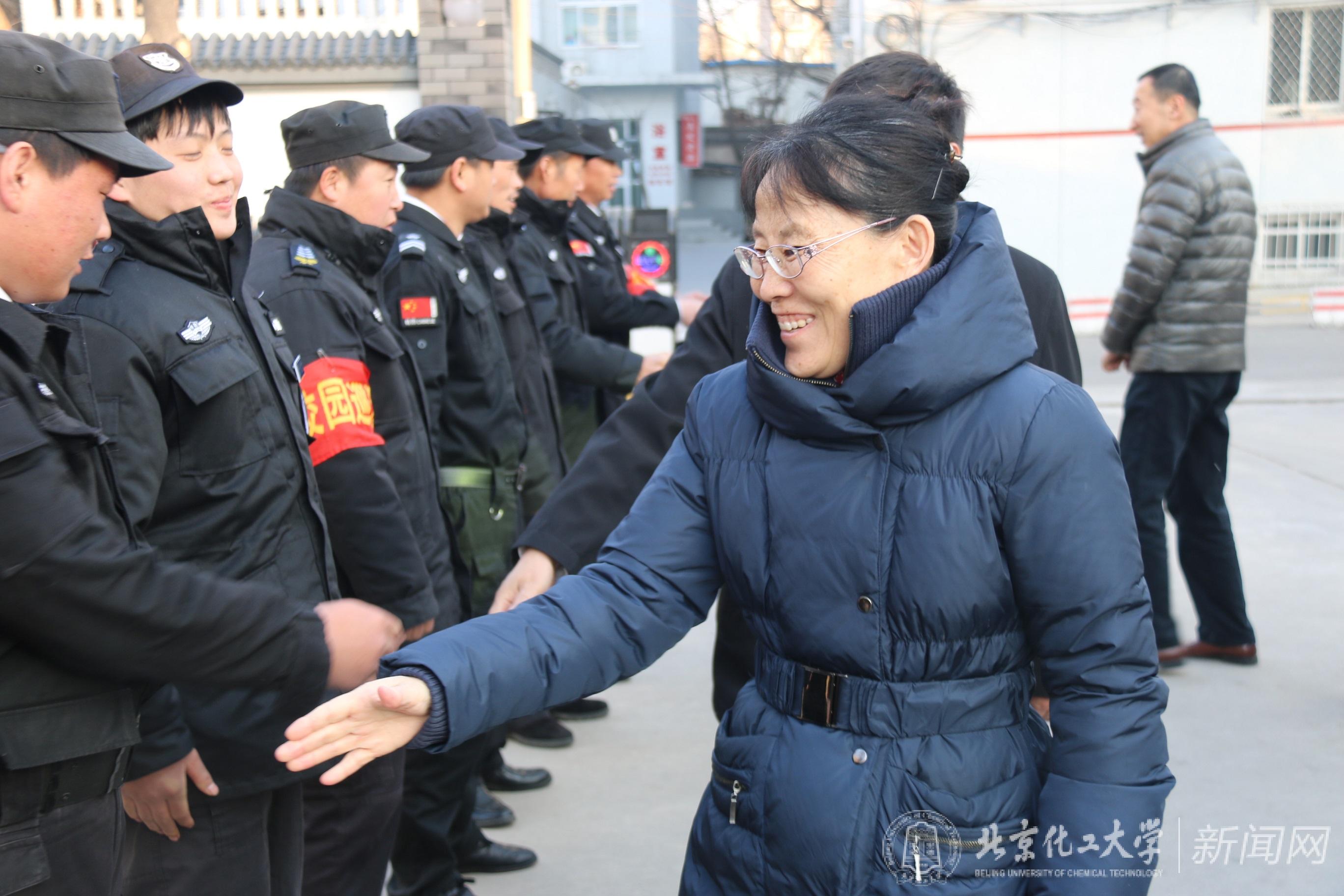 校领导看望西校区保卫工作人员